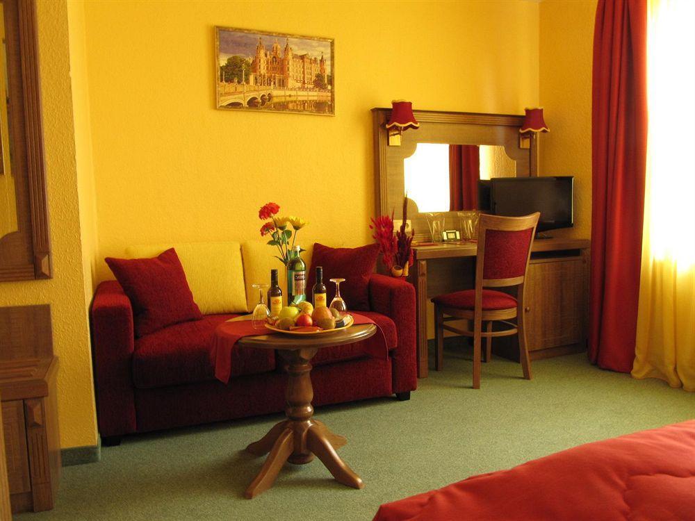 Hotel Am Hauptbahnhof Schwerin  Esterno foto