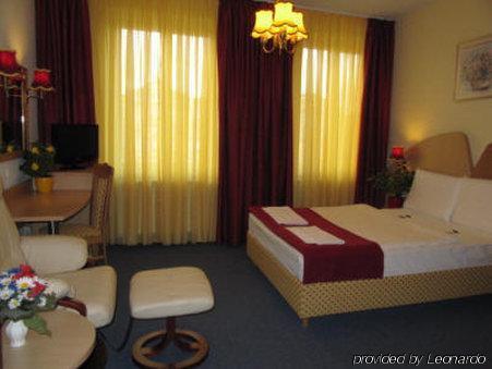 Hotel Am Hauptbahnhof Schwerin  Esterno foto