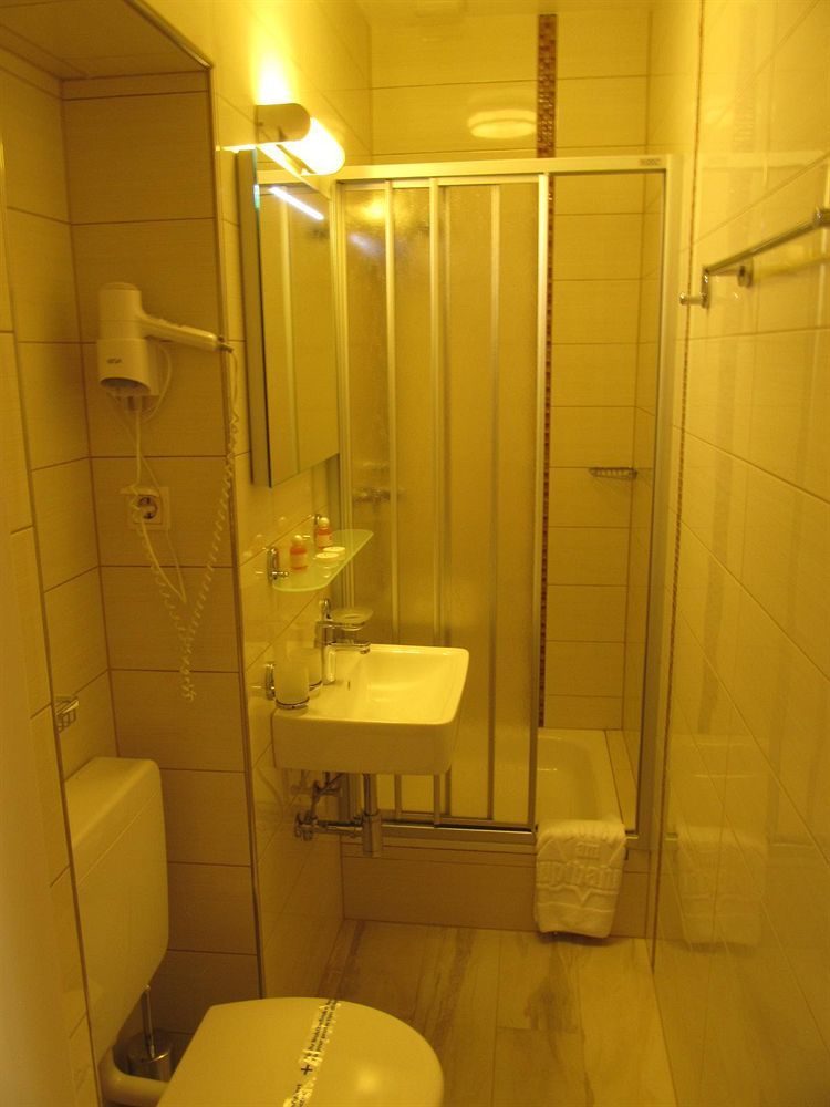 Hotel Am Hauptbahnhof Schwerin  Esterno foto