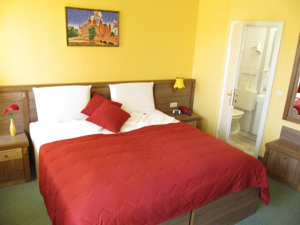 Hotel Am Hauptbahnhof Schwerin  Esterno foto