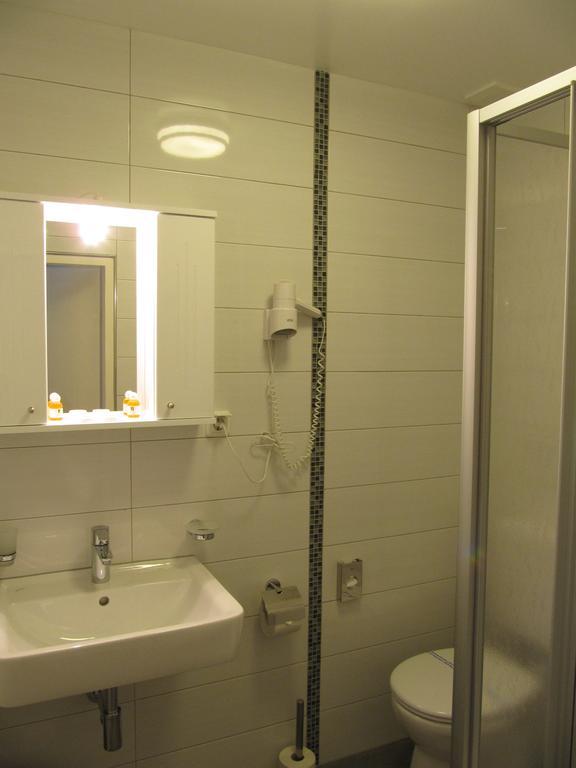 Hotel Am Hauptbahnhof Schwerin  Esterno foto