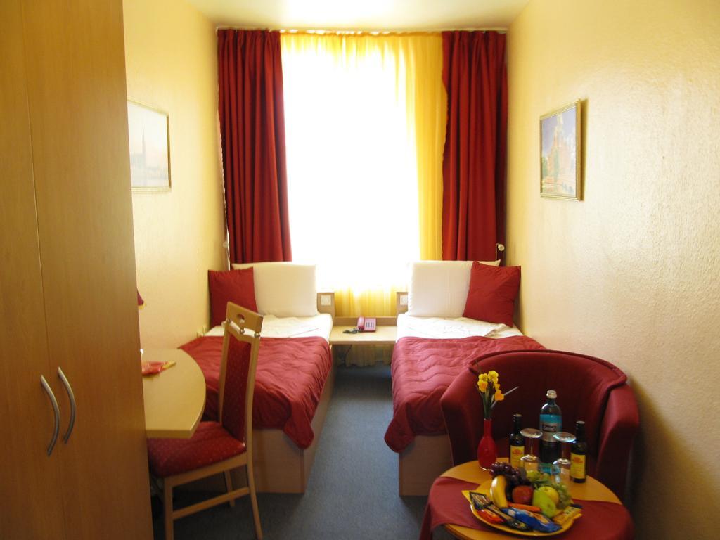 Hotel Am Hauptbahnhof Schwerin  Esterno foto