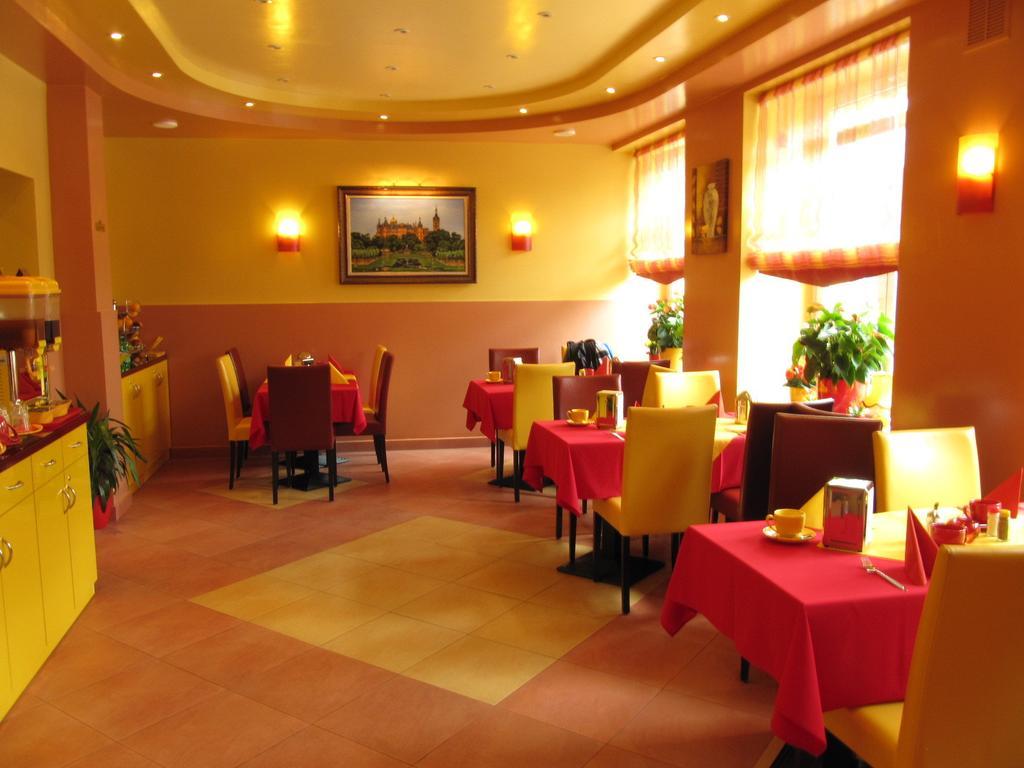 Hotel Am Hauptbahnhof Schwerin  Esterno foto